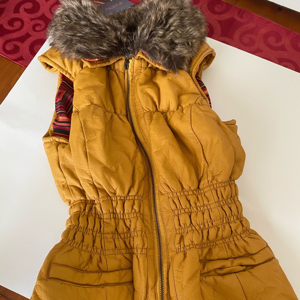 Dollhouse faux fur Vest